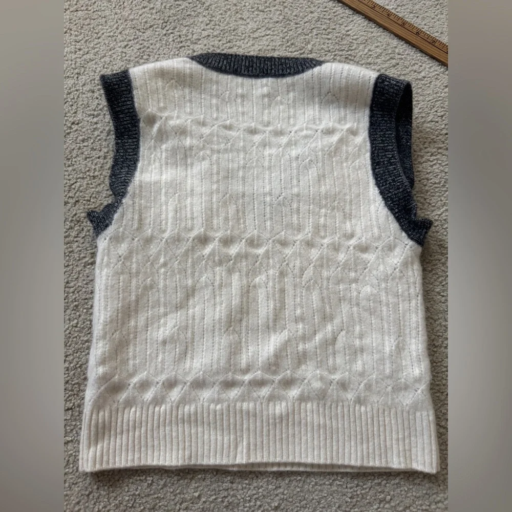 ✨Vintage Rare CHANEL Knit Wool & Cashmere White Vest Sleeveless Top CC Logo 40 - Picture 8 of 8
